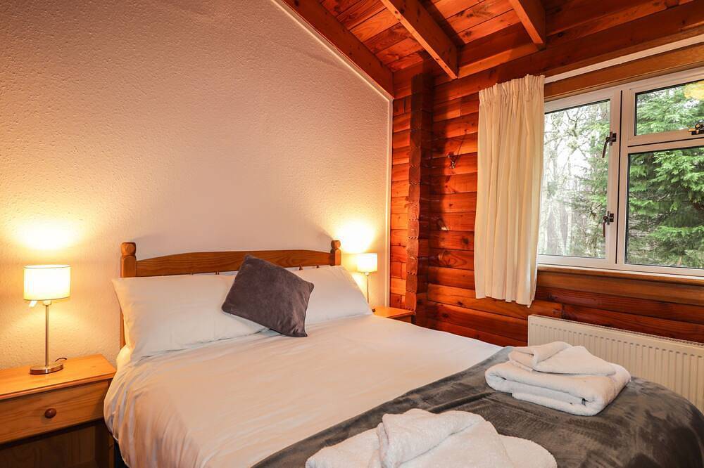Spruce Lodge, pet friendly, with a garden in Strathpeffer in Strathpeffer, Highlands