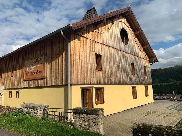 Location de vacances pour 15 personnes, avec terrasse et sauna ainsi que vue et piscine, animaux acceptés à Vaucluse (Doubs)