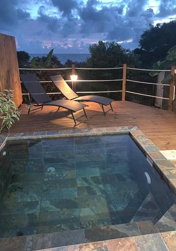 Gîte pour 2 personnes, avec vue ainsi que jardin et piscine, animaux acceptés dans Anse Mabouyas