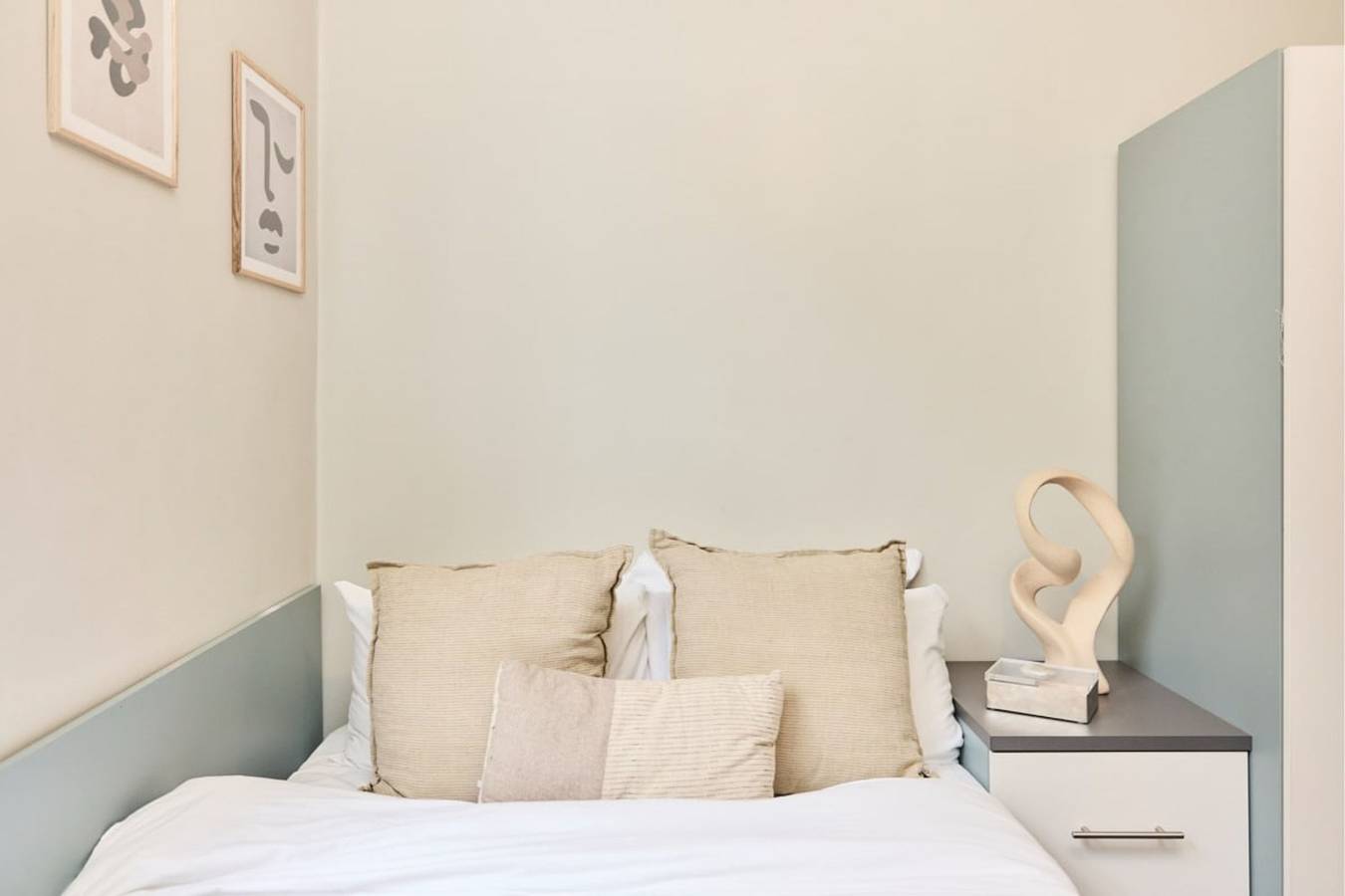 Entire apartment, Deluxe Room 02 - Louise House Summer Youth Accommodation in London, South East England