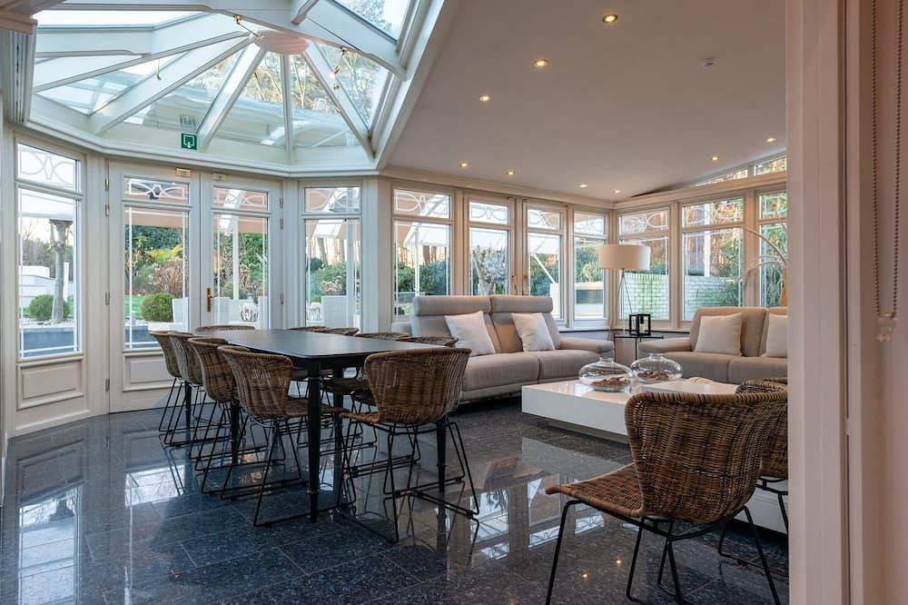 Luxe villa (12p) with pool in Houthalen, Houthalen-Helchteren