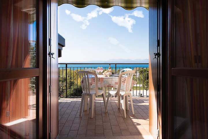 Ferienwohnung für 5 Personen, mit Balkon und Terrasse sowie Seeblick am Gardasee - 2