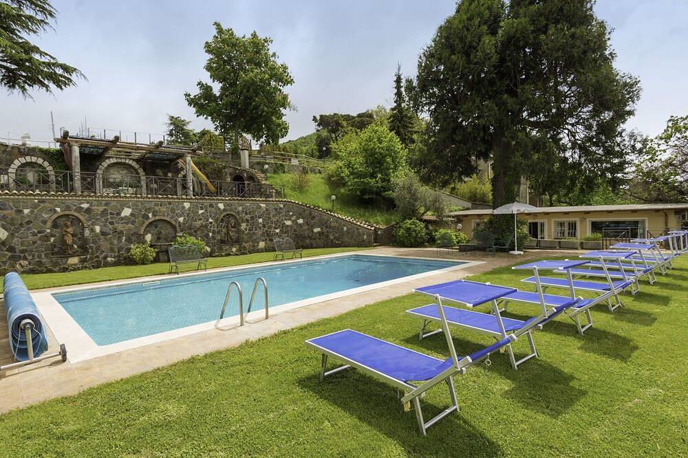 Gemütliche Wohnung in einem Ferienhaus mit  W-Lan, privatem Pool, Klimaanlage, Tv und Innenhof in Rocca di Papa, Parco Regionale dei Castelli Romani