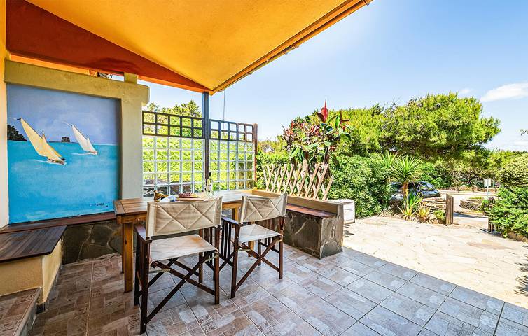 Accogliente appartamento con terrazza, Wi-Fi, parcheggio e a 1 km dalla spiaggia La Pelosetta in La Pelosa, Stintino