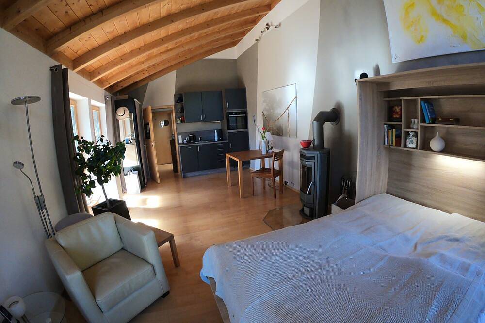 Ganze Wohnung, Idyllisches und lichtdurchflutetes Ferien-Studio mit Bergblick und Bachrauschen in Eurasburg, Starnberger See