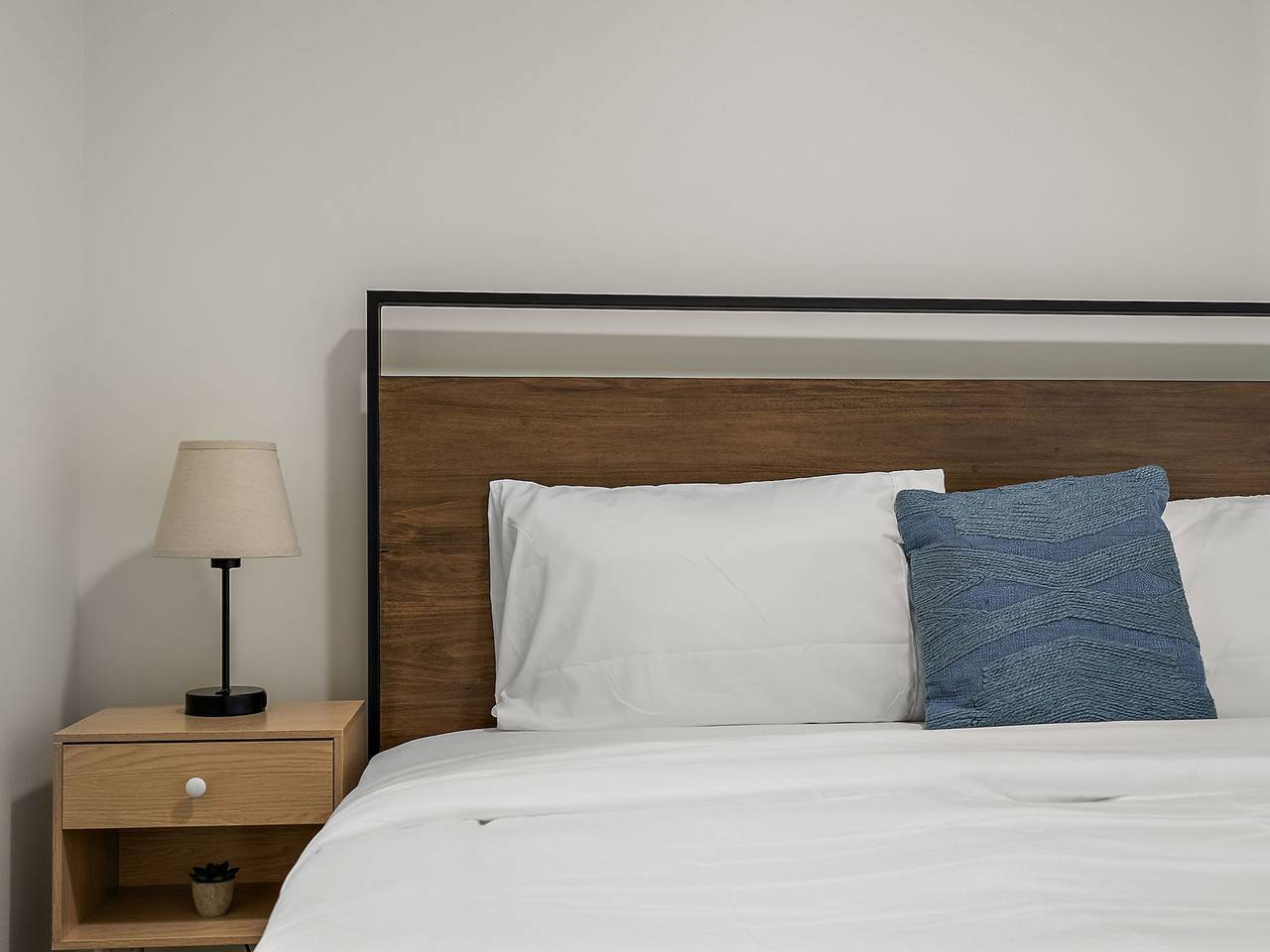 Entire apartment, Cozysuites Nlg with pool  bowling alley  sauna  33 in Minneapolis, Twin Cities
