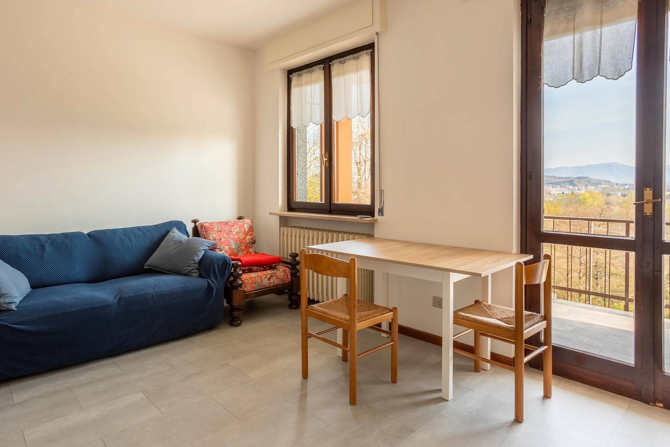 Apartamento entero, Apartamento 'Terrazza' con vistas al lago, terraza privada y Wi-Fi in Arona (Lago Maggiore), Municipio de Arona