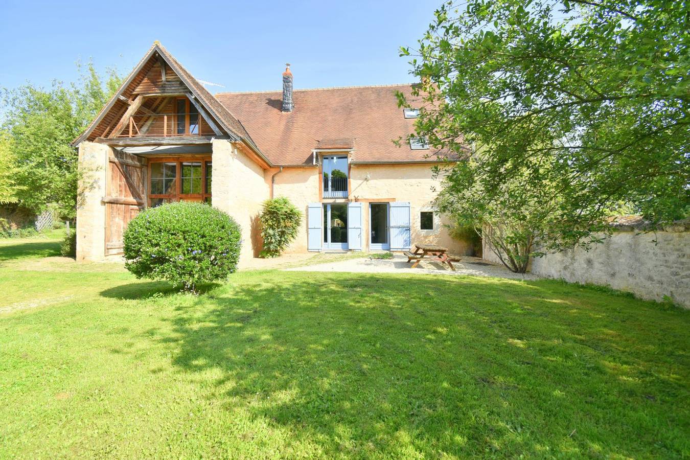 Gîte de l'Ange Blanc, 8 chambres, 20 personnes in Lignières, Saint-Amand-Montrond