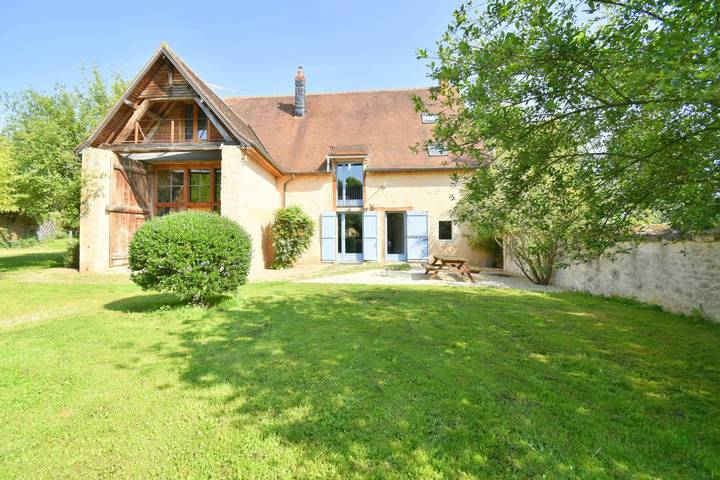 Gîte pour 20 personnes, avec Balcon et Terrasse ainsi que Jardin et Piscine dans Saint-Amand-Montrond