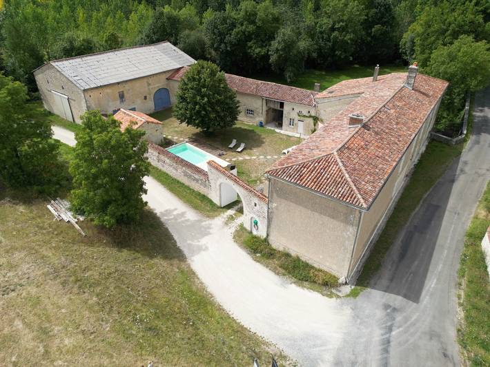 Gîte pour 12 personnes, avec Piscine à Charmé