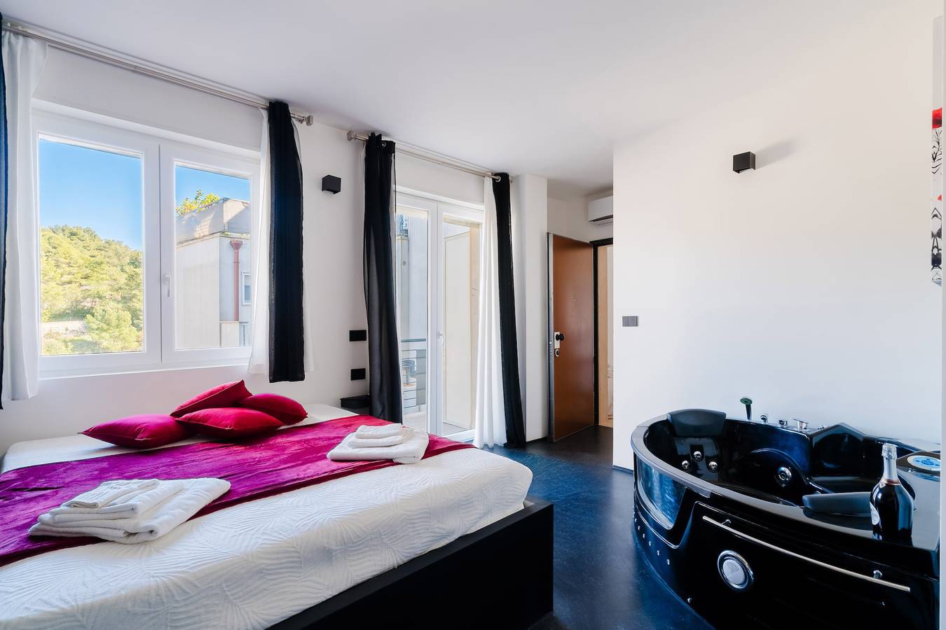 Holiday Home 'Suite Black and White' with Balcony, Wi-Fi & Air Conditioning in Otranto, Otranto region