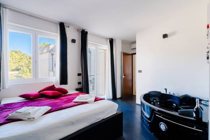 Holiday Home 'Suite Black and White' with Balcony, Wi-Fi & Air Conditioning in Otranto, Otranto region