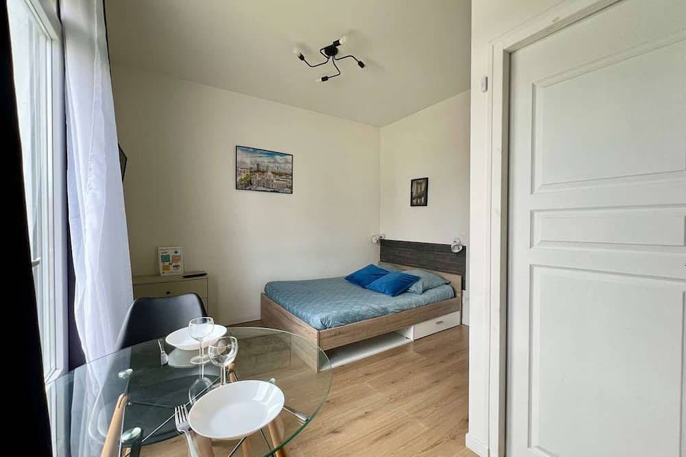 Entire apartment, Charmant studio terrasse en centre-ville in Châtellerault, Vienne