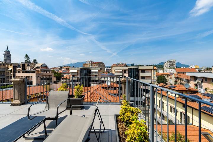 Apartamento entero, Attico con terrazzo - 300 m dalla stazione in Varese, Provincia de Varese