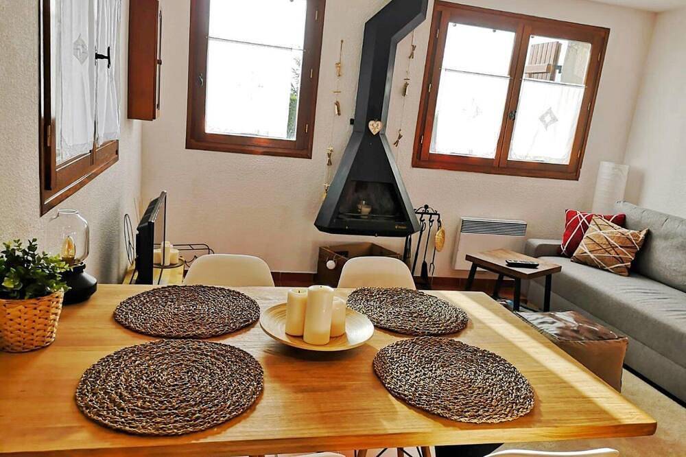 Entire apartment, Ground Floor 1 room Pool, Fireplace & Private Garden in Osséja, Parc naturel régional des Pyrénées catalanes