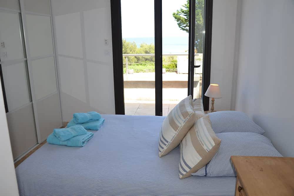 Magnifique villa vue mer 8 pers, piscine chauffée, domaine privé in Cap Bénat, Bormes-les-Mimosas