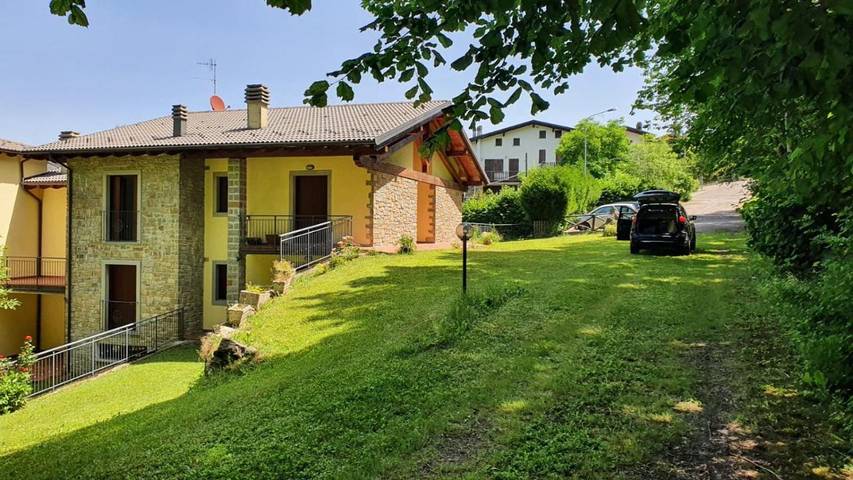 Appartamento per 6 persone, con Balcone e Terrazza nonché Giardino e Panorama in Cimone