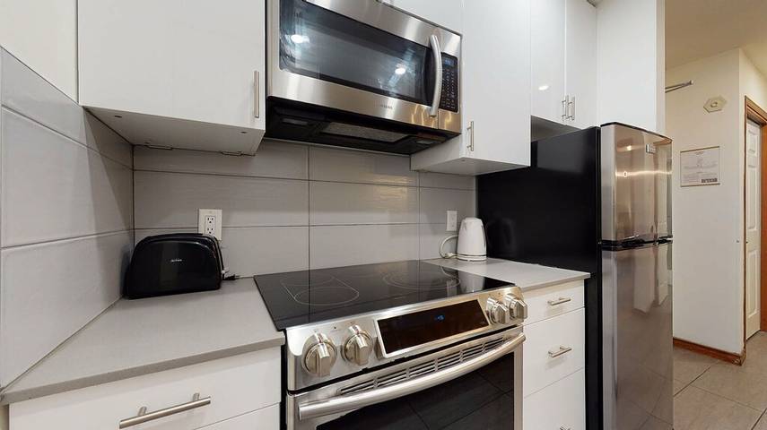 Glamping for 6 people, with pool and hot tub as well as terrace in Whistler