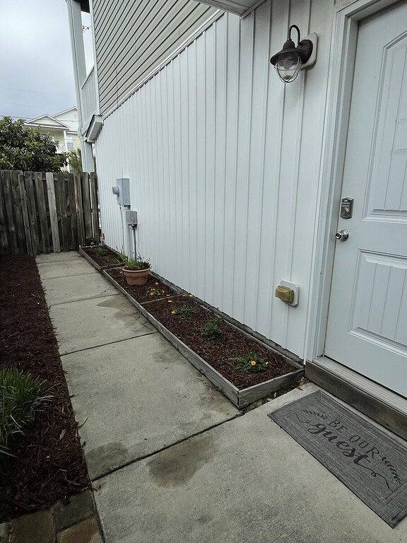 Ganze Wohnung, Pet-friendly guest suite. Private fenced yard. 2 min walk to beach. in Carolina Beach, Pleasure Island