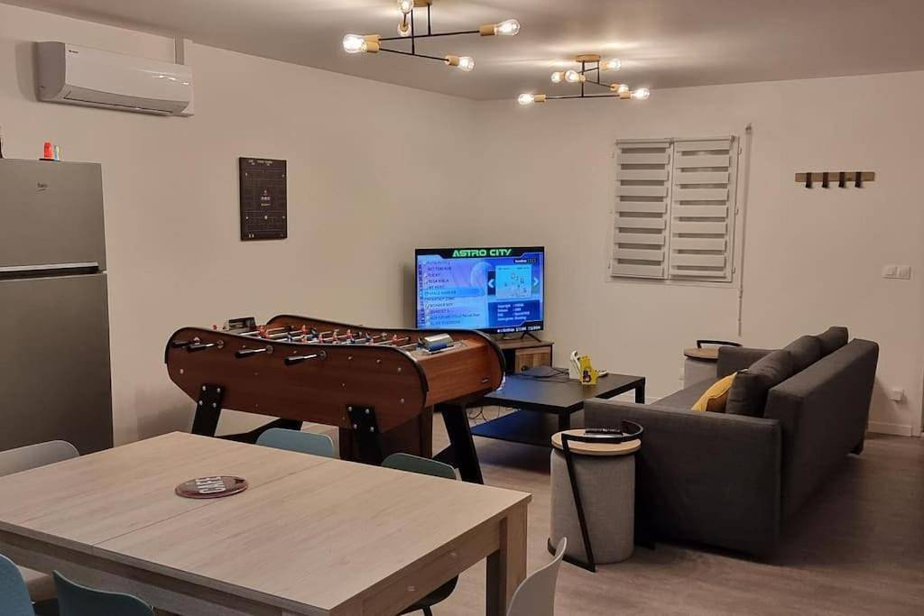 Maison climatisée " Pac-Man" entre collègues, amis, famille - barbecue - Netflix - Prime - Baby foot 50cts - jusqu'à 9 personnes - in Saint-Seurin-sur-l'Isle, Région de Libourne
