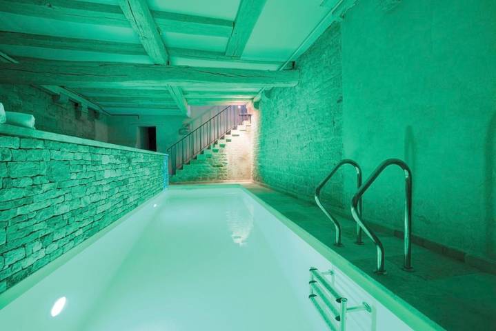 Hôtel pour 4 personnes, avec piscine et jacuzzi dans Collegiale Notre Dame
