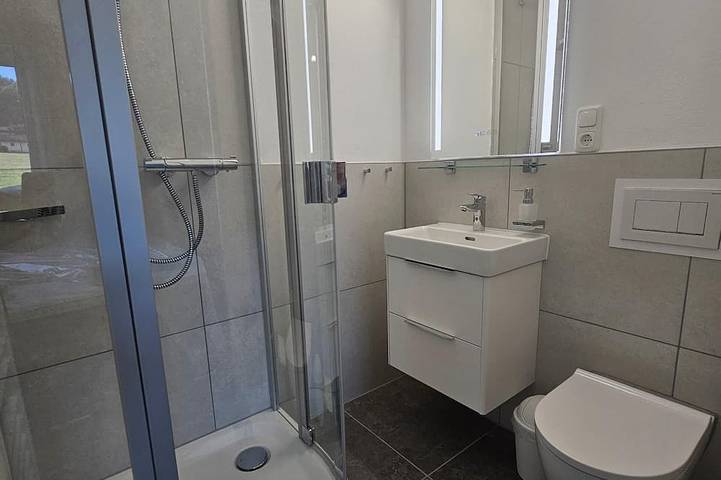 Ganze Wohnung, Modernes Apartment mit beheiztem Pool und Garten in Falkenfels, Ostbayern