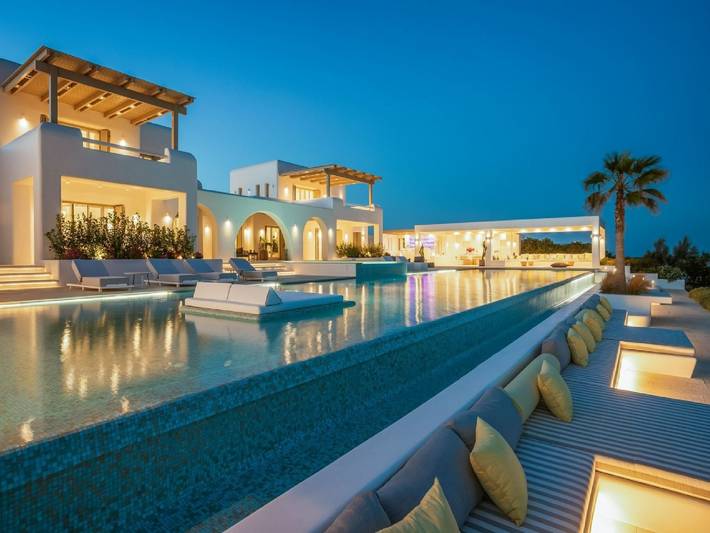 Villa for 26 people, with garden and ocean view as well as pool in Paros