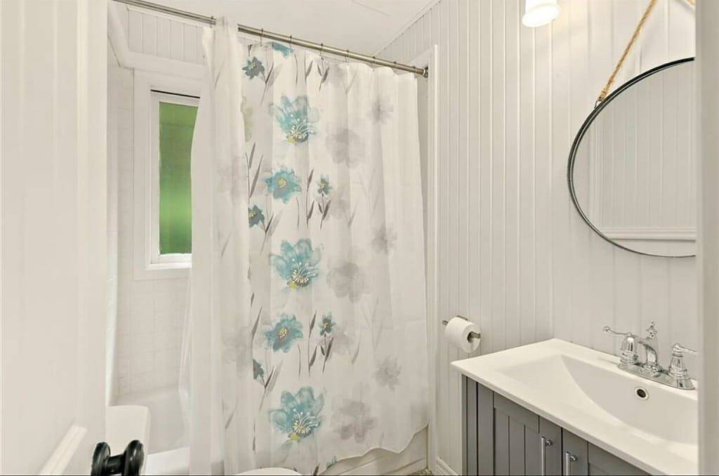 Peace & Privacy on 10 acres with full game room and fireplace in Algonquin Provincial Park