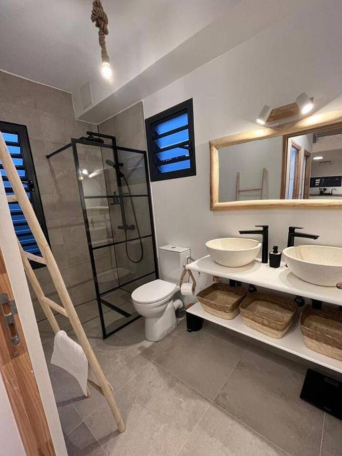 Location de vacances pour 6 personnes, avec vue et jardin ainsi que piscine et terrasse dans Plage du Grand Macabou - 3