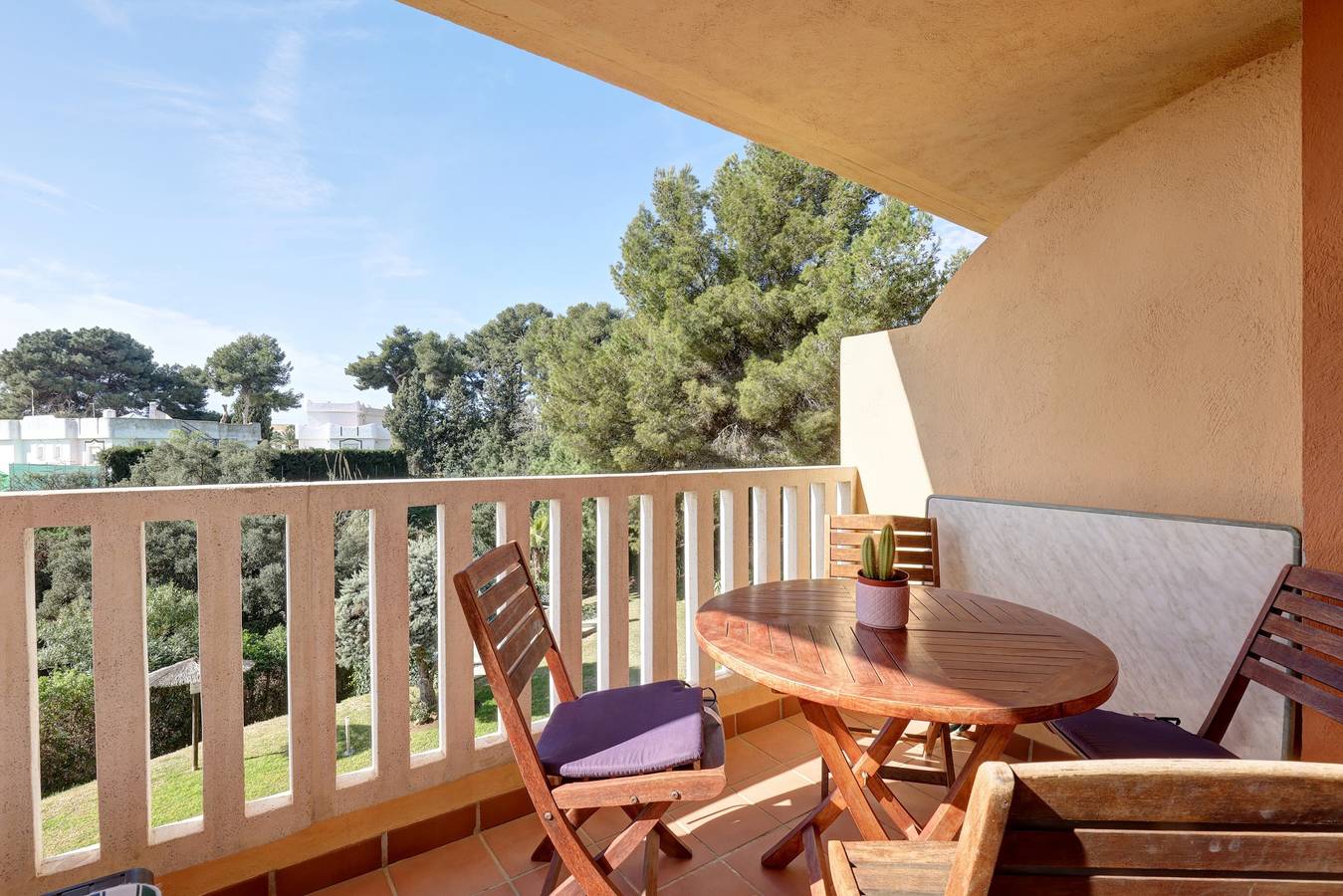 Ganze Wohnung, Luxury 2 Bed Apartment mit Gemeinschaftspools, Terrasse und Wlan in Hacienda Las Chapas, Marbella