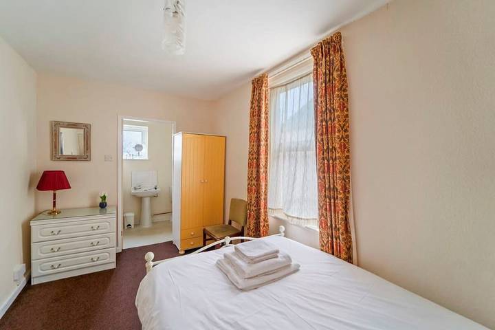 Spacious 4‑Bed Home • Wv1 • Family & Contractor Friendly in Wolverhampton, Région de Birmingham