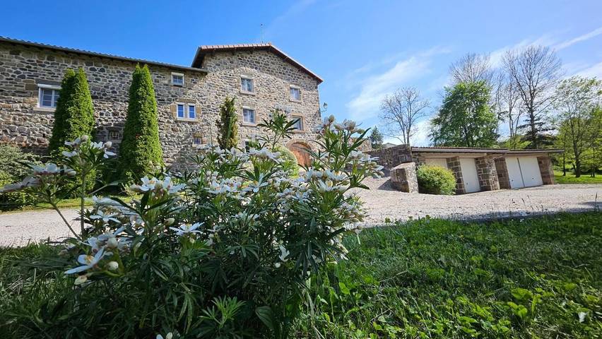 Gîte pour 5 personnes, avec vue et jardin dans Sanssac-l'Église