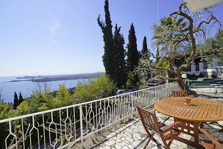 Villa für 7 Personen, mit Balkon und Garten sowie Pool in Gardone Riviera