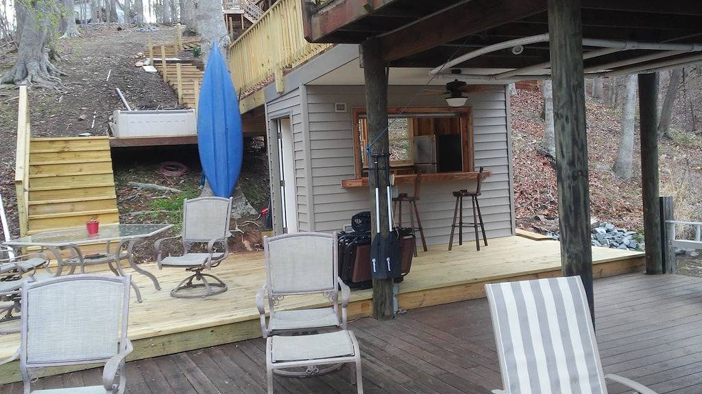 2. 5 Hektar Wald in einer ruhigen, tiefen Wasserbucht - schaffen Sie großartige Urlaubserinnerungen in Smith Mountain Lake