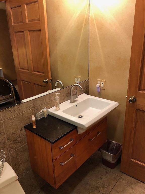 Ganze Wohnung, Riverfront condo #3 w/patio, 1block 2 town,King bed,Wifi,20 min ski Granby Ranch in Grand Lake, Grand County