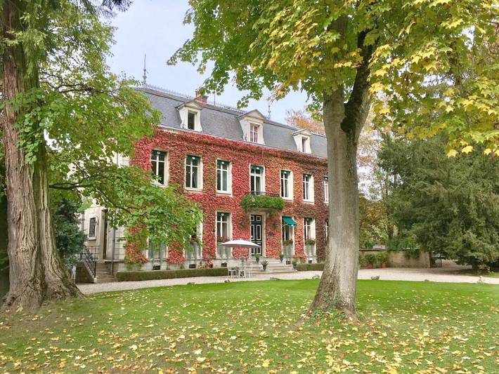 Hôtel pour 4 personnes, avec Balcon et Terrasse ainsi que Jardin et Piscine à Beaune