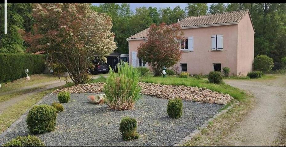 Location de vacances pour 6 personnes, avec Jacuzzi et Terrasse ainsi que Jardin et Piscine à Puybegon - 2