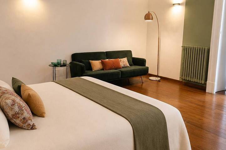 Ganze Wohnung, Elegant and bright 220 sqm renovated flat in the city center in Neapel, Neapel Provinz