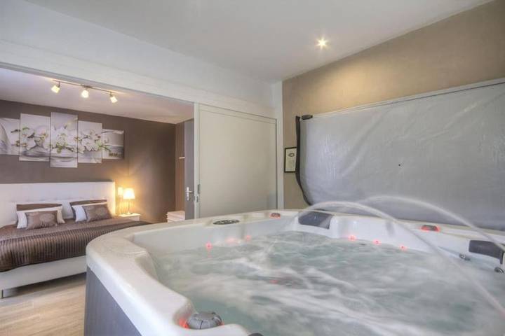 Location de vacances pour 6 personnes, avec Jacuzzi ainsi que Terrasse et Jardin à Darcey