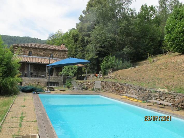 Location de vacances pour 6 personnes, avec vue ainsi que jardin et piscine à Lamelouze