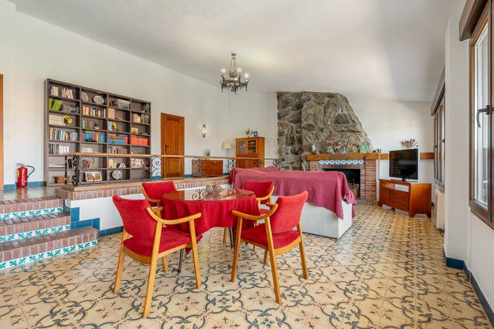 Villa 'Leonor Con Piscina Privada' con vistas a la montaña, Wi-Fi y aire acondicionado in Barrio de la Vega, Monachil