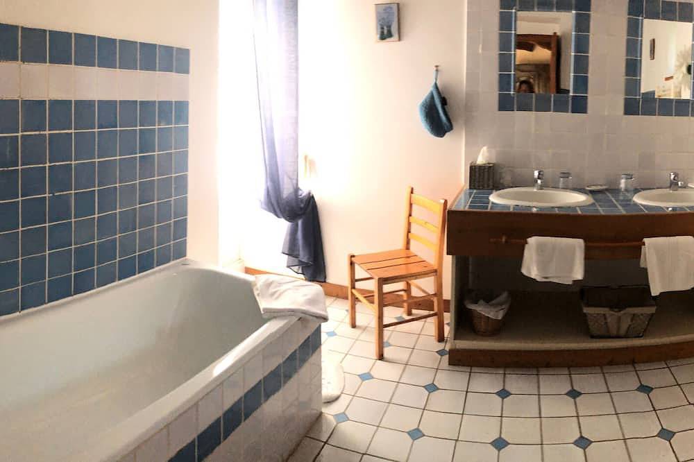 Charming Countryside Retreat with Pool, Near Solesmes Abbey in Sarthe