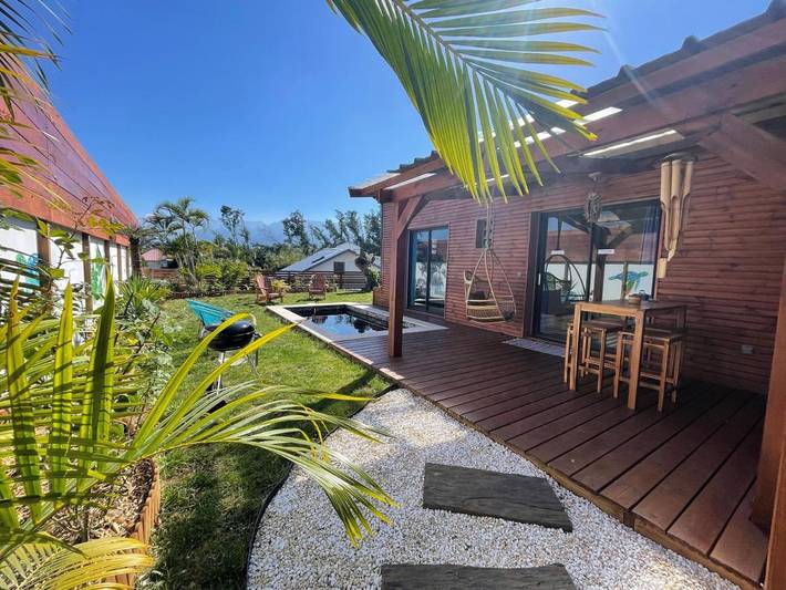 Maison de vacances pour 2 personnes, avec terrasse et jacuzzi ainsi que jardin et piscine