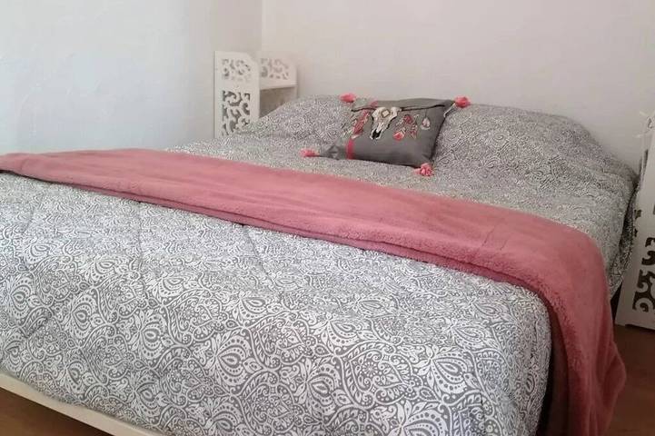 Zecamping 4 étoiles piscine chiens acceptés jacuzzi chalet Tv clim 18m2 in Noves, Arles region