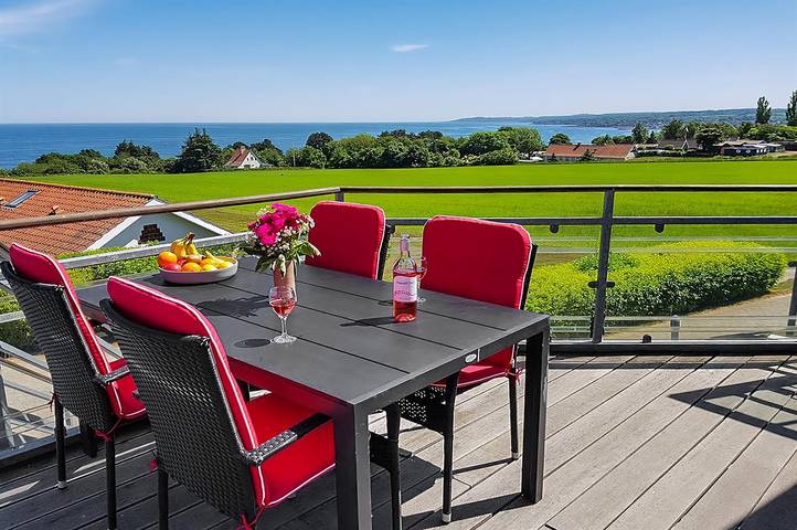 Ferielejlighed for 4 personer, med terrasse i Allinge-Sandvig