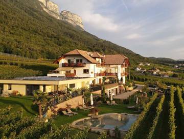 Ferienwohnung für 4 Personen, mit Pool und Garten in Eppan an der Weinstraße
