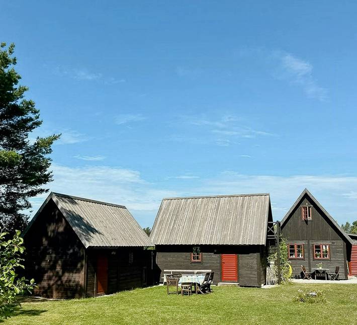 Traditionelle Gotlandhäuser mit Satteldach in Gotland