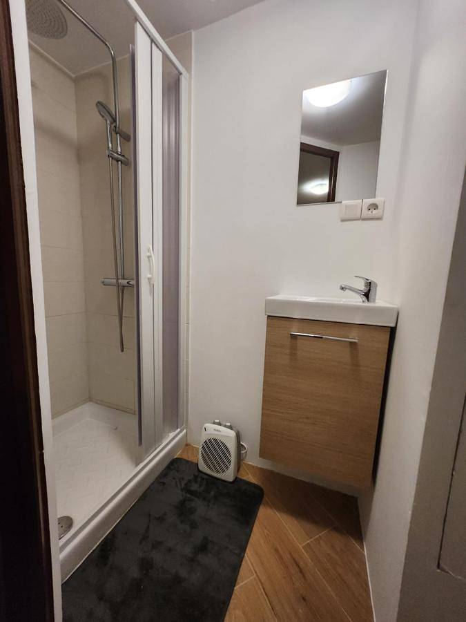 Appartement entier, One-Bedroom Apartment in Beaucaire, Région de Nîmes