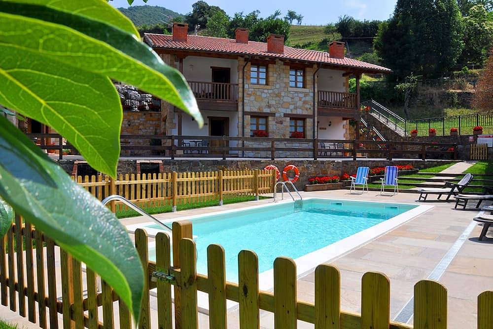 Entire apartment, Rustic style apartment with terrace for 4 people in Pesaguero, Cordillera Cantábrica