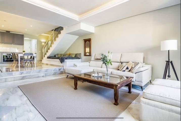 Ganze Wohnung, Ferienhaus 'Fantastic Townhouse Aloha Na' mit Bergblick, WLAN und Klimaanlage in Marbella West, Marbella